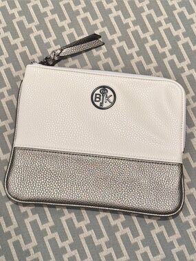 Belyn Key Duo Keystone Pouch – White & Silver – NWOT